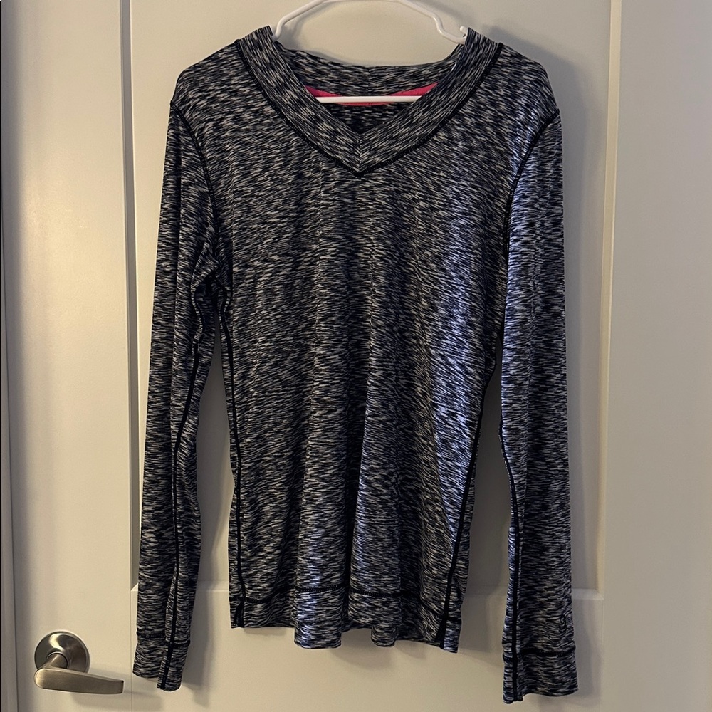 Cuddl Duds Flex Fit Gray Long Sleeve V-Neck Top